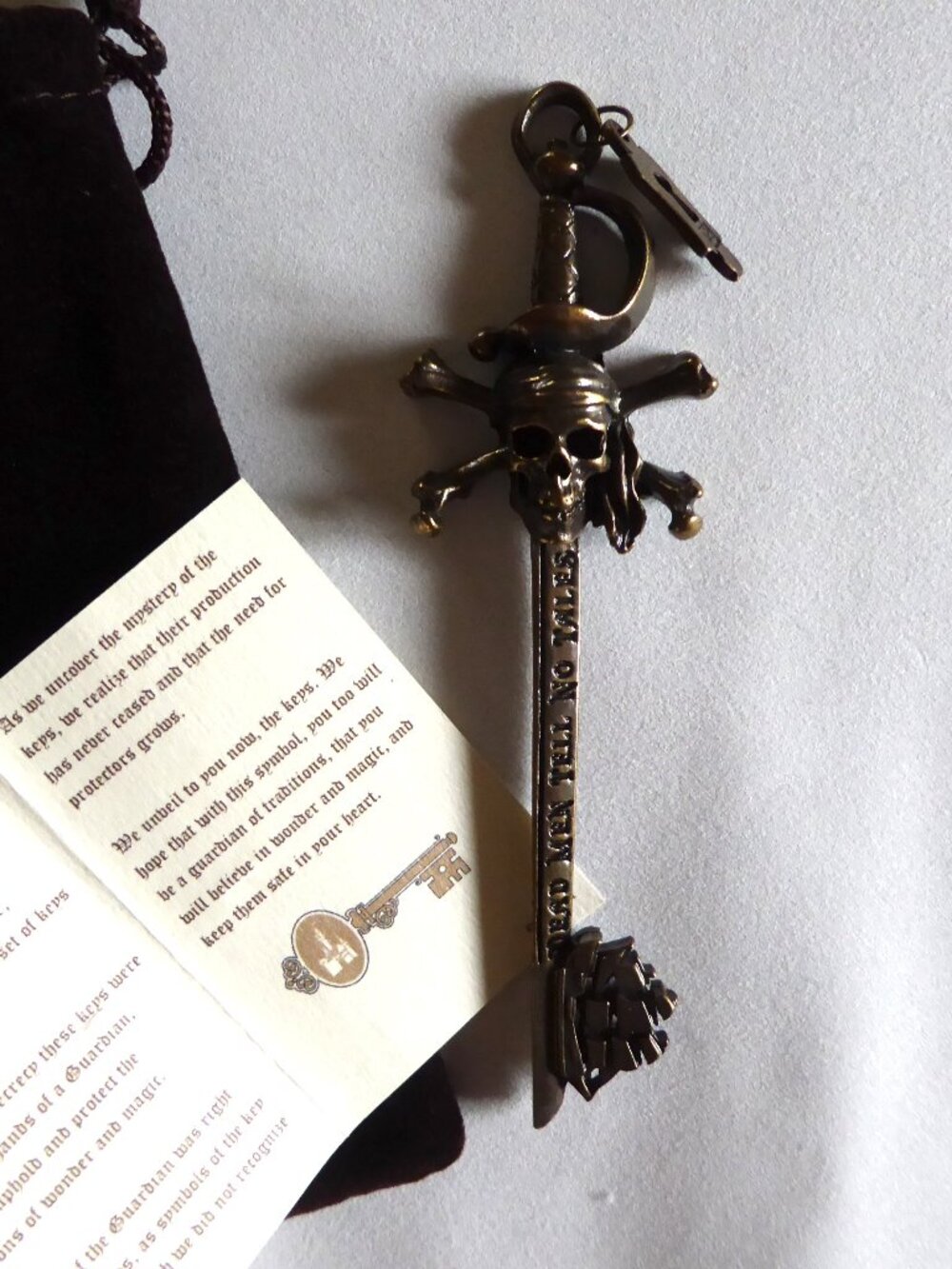 NEW VINTAGE DISNEY MAGIC KEY COLLECTION PIRATES CARIBBEAN METAL SKELETON KEY